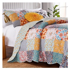 purple quilt bedspread